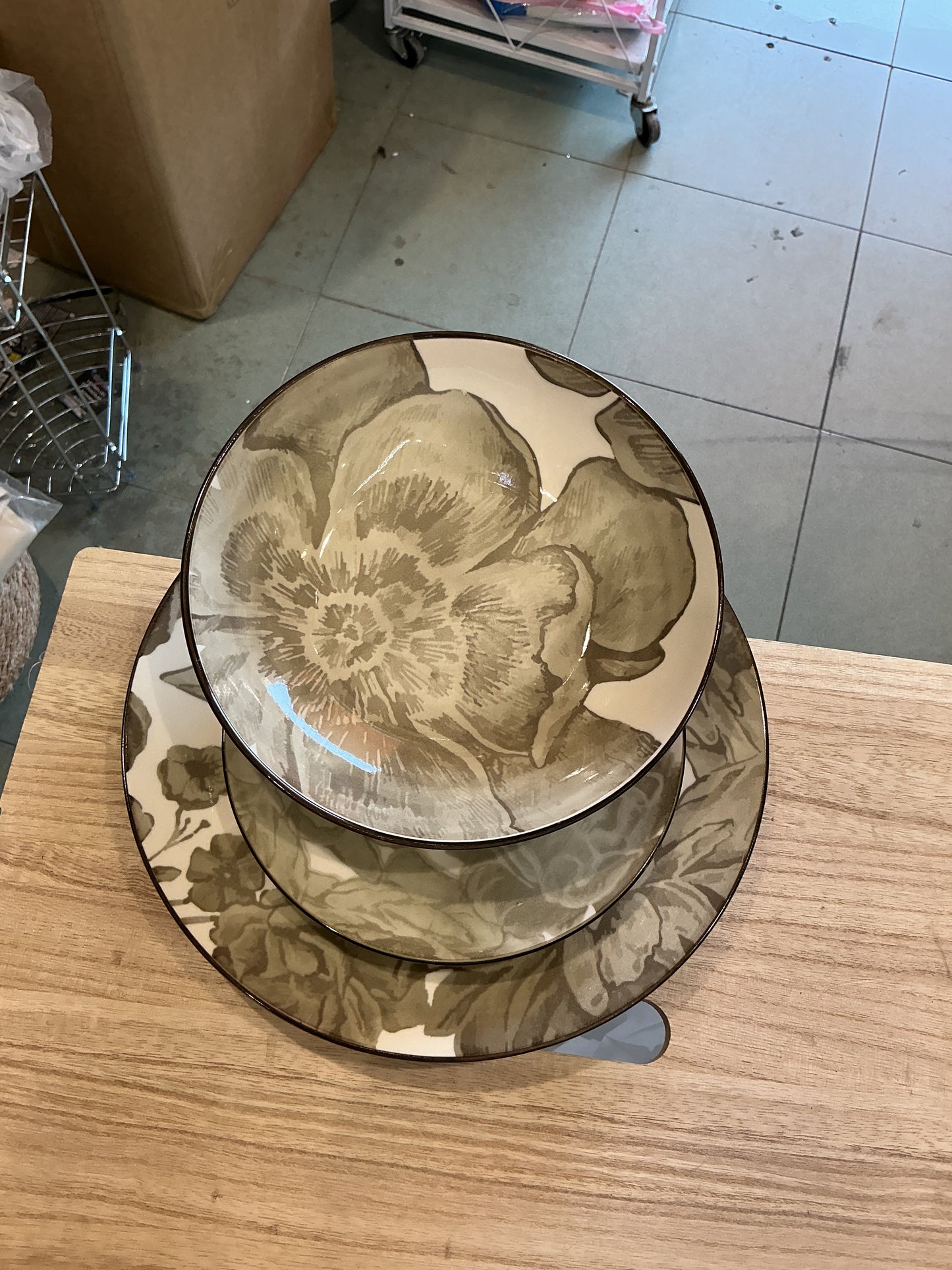 Servizio di piatti fiori tortora