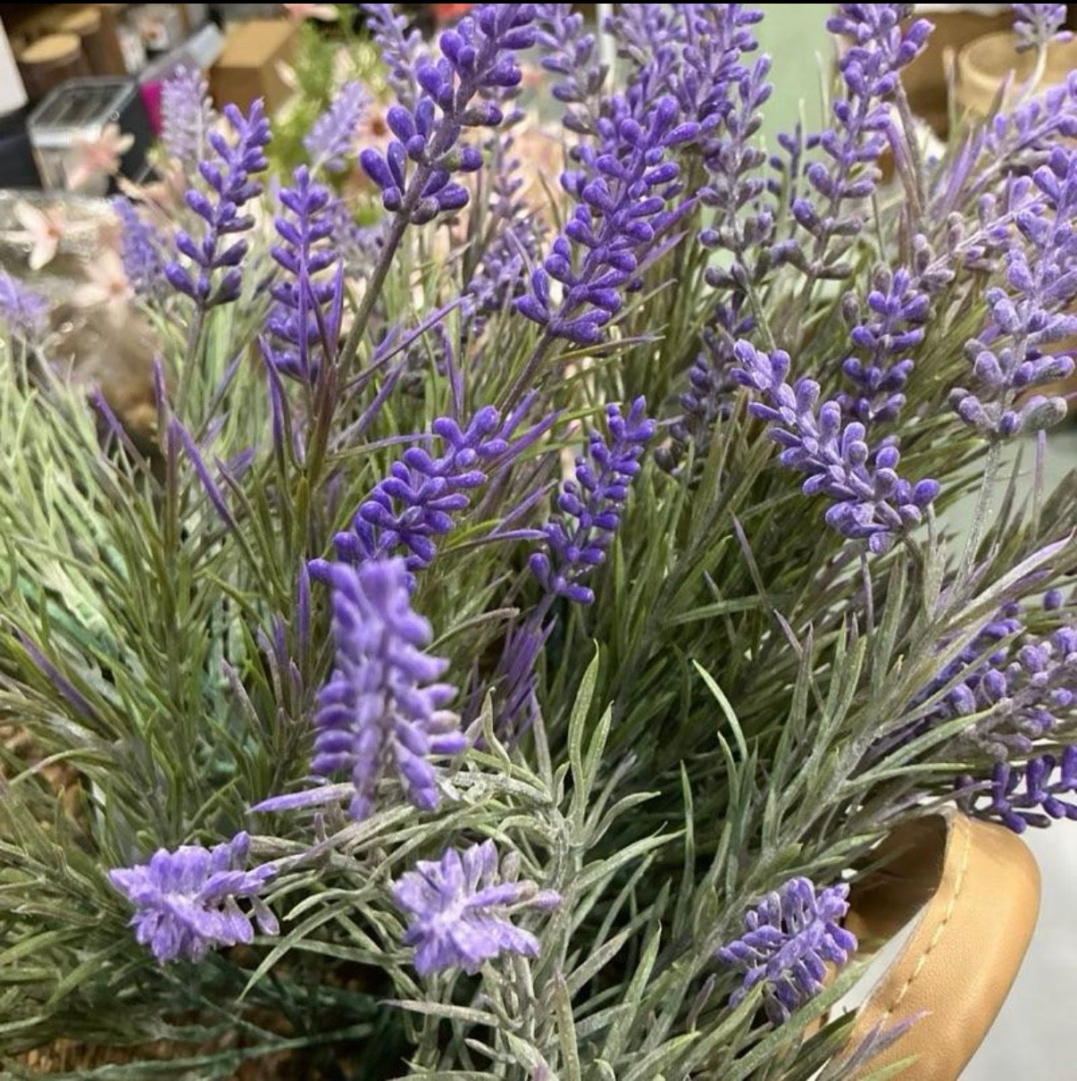 Set 7 lavanda in plastica 33 cm super reali per decorare la tua casa e i tuoi esterni ma hai la possibilità di acquistare anche il cesto in foto mettiamo tutte 2 opzioni sotto