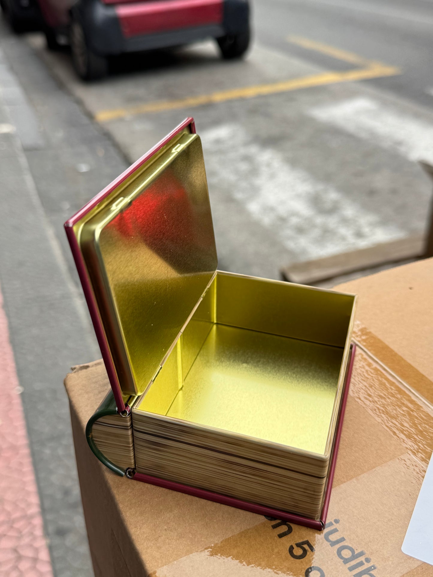 Cofanetto libro in latta