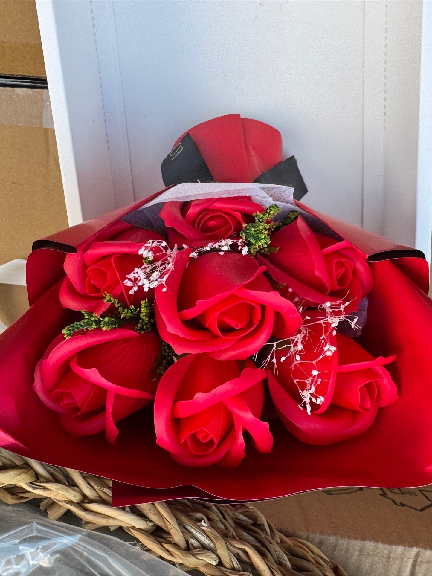 Fascio rose con busta decorativa