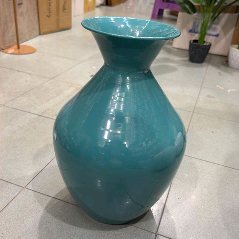 Vaso in metallo in 3 colorazione e 2 modelli differenti