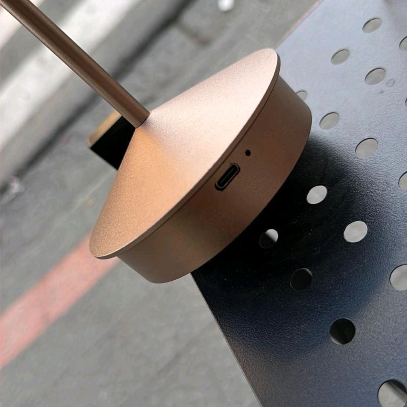 Lampada in metallo oro rosa