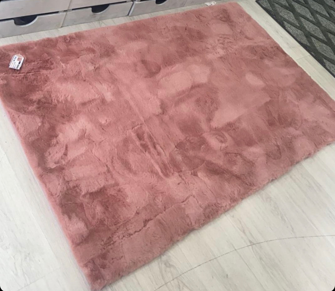 Tappeto rosa in ecopelliccia