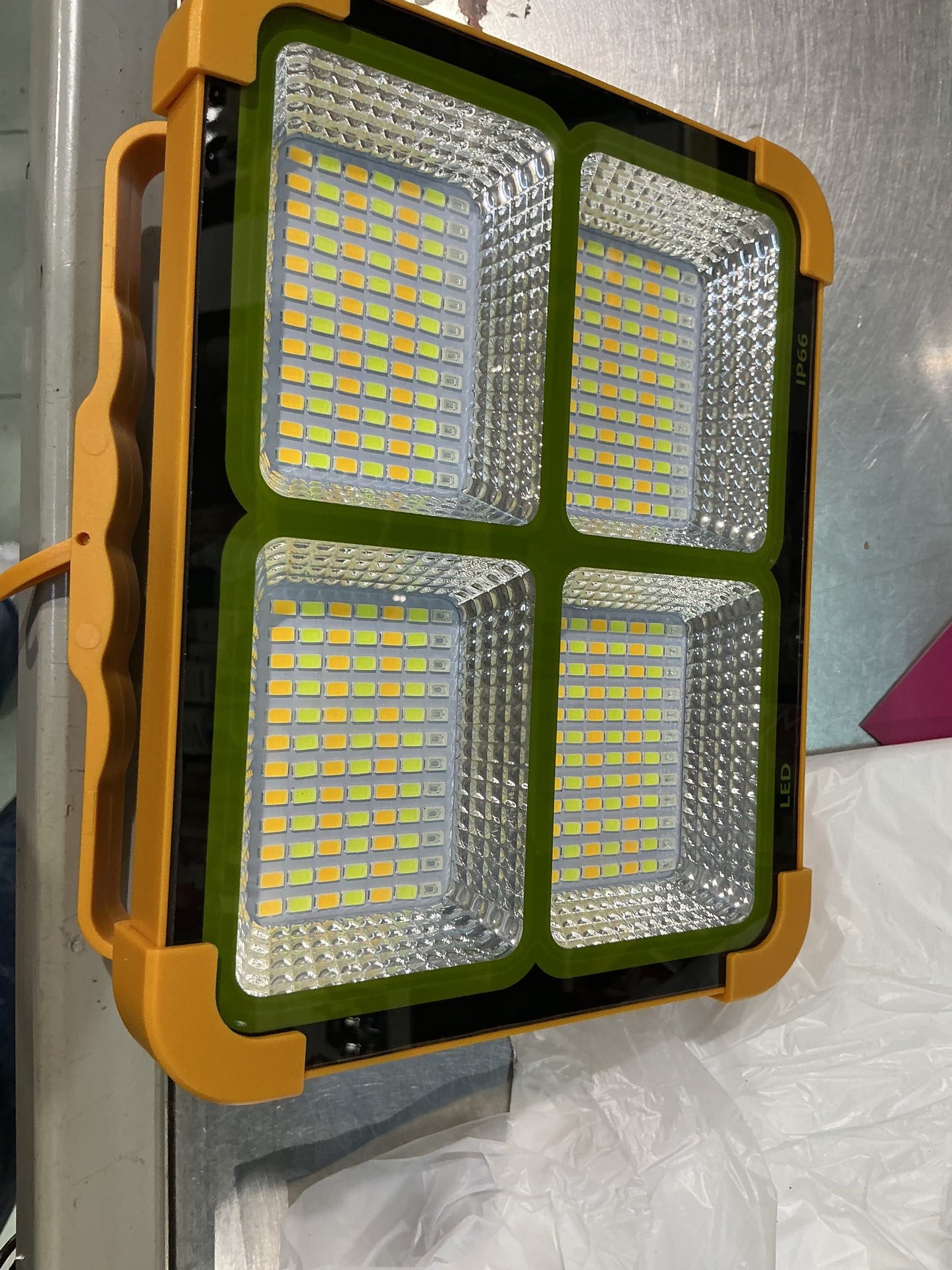 Farò con pannello solare ricaricabile con filo