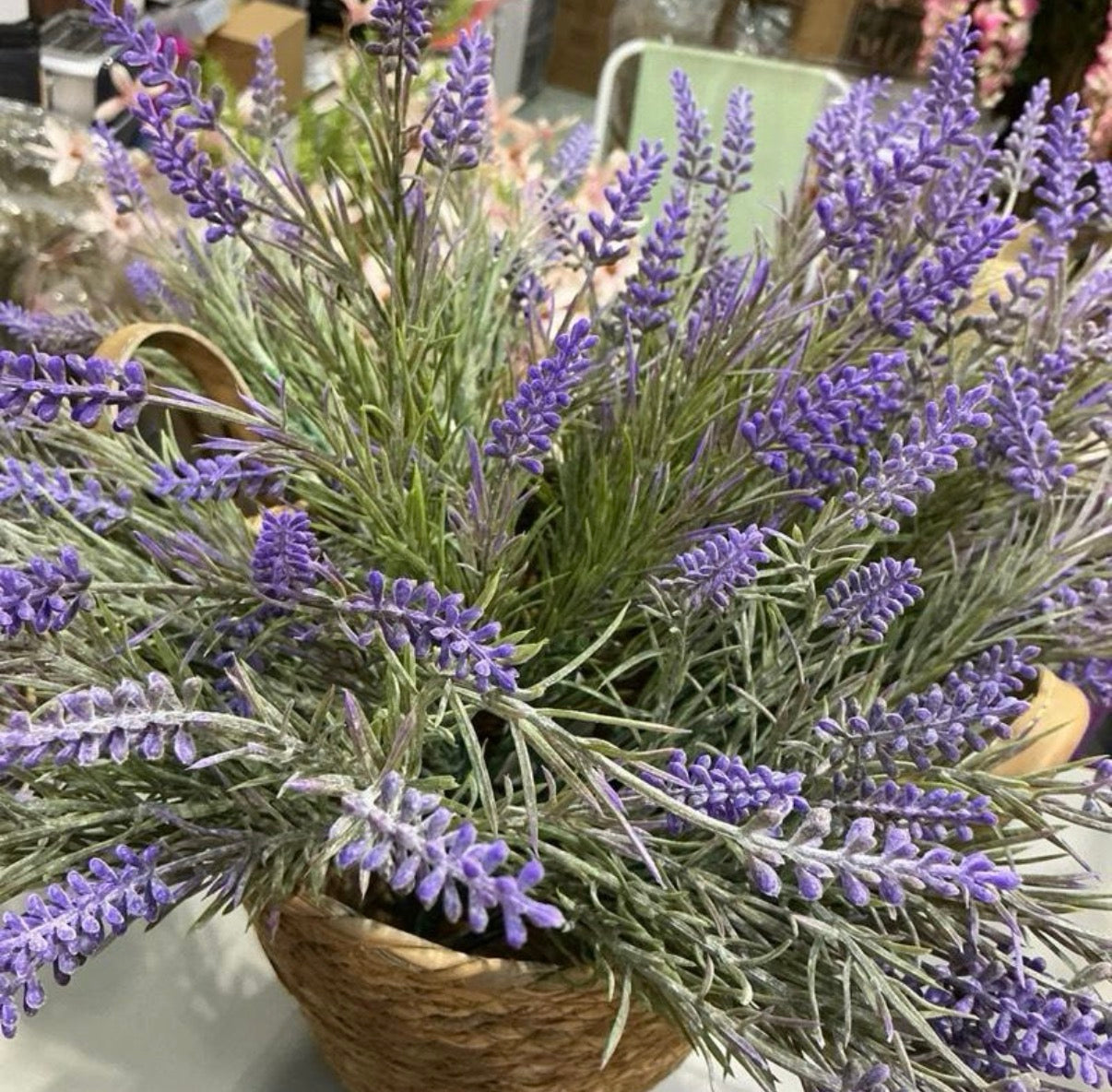 Set 7 lavanda in plastica 33 cm  super reali per decorare la tua casa e i tuoi esterni ma hai la possibilità di acquistare anche il cesto in foto mettiamo tutte 2 opzioni sotto