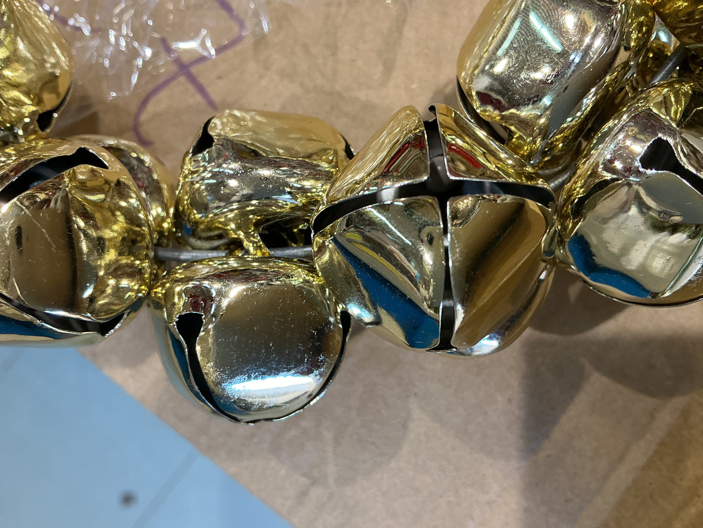 Corona campanella dietro porta