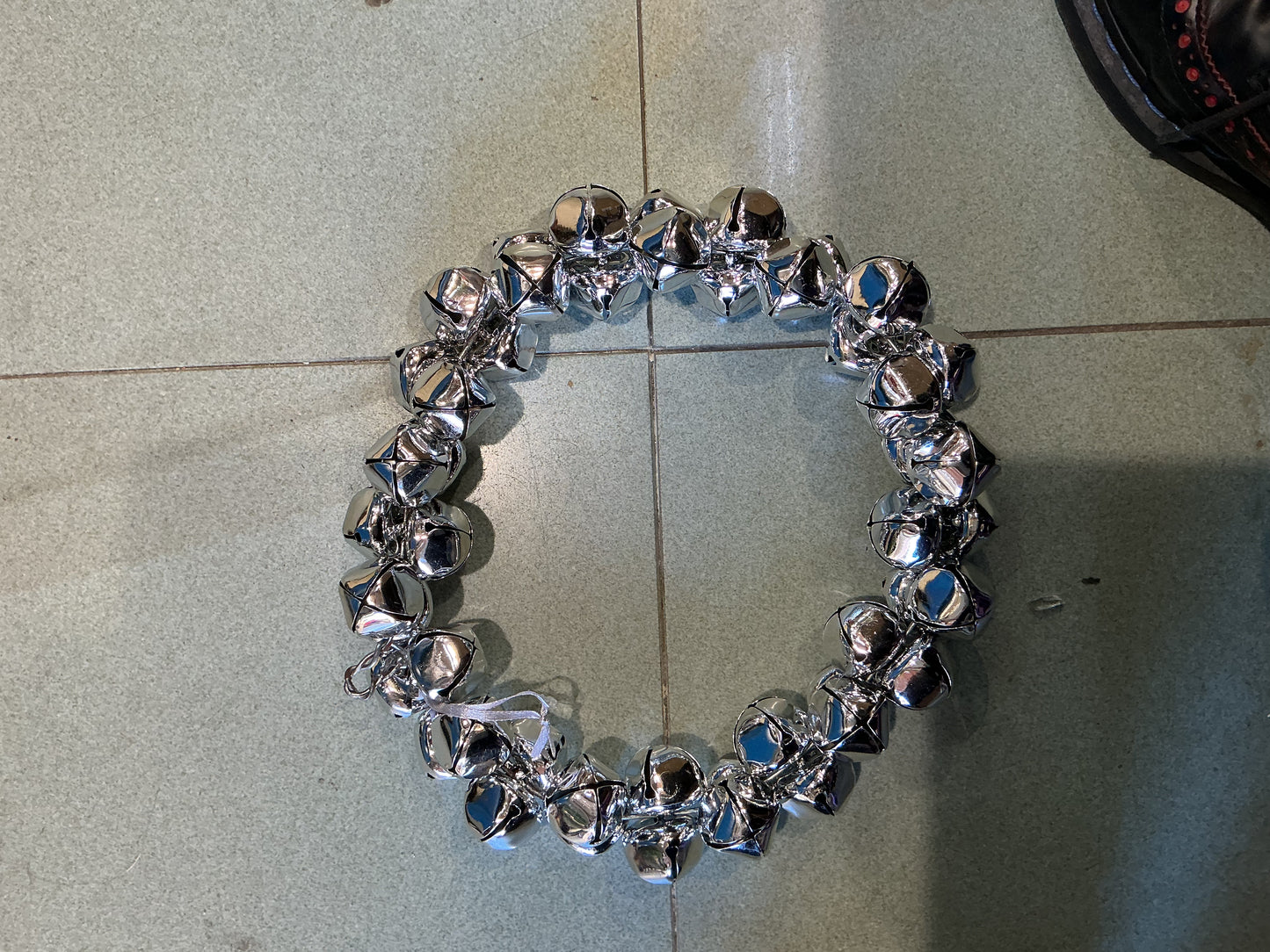 Corona campanella dietro porta