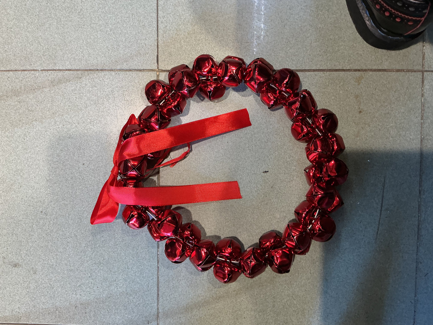 Corona campanella dietro porta