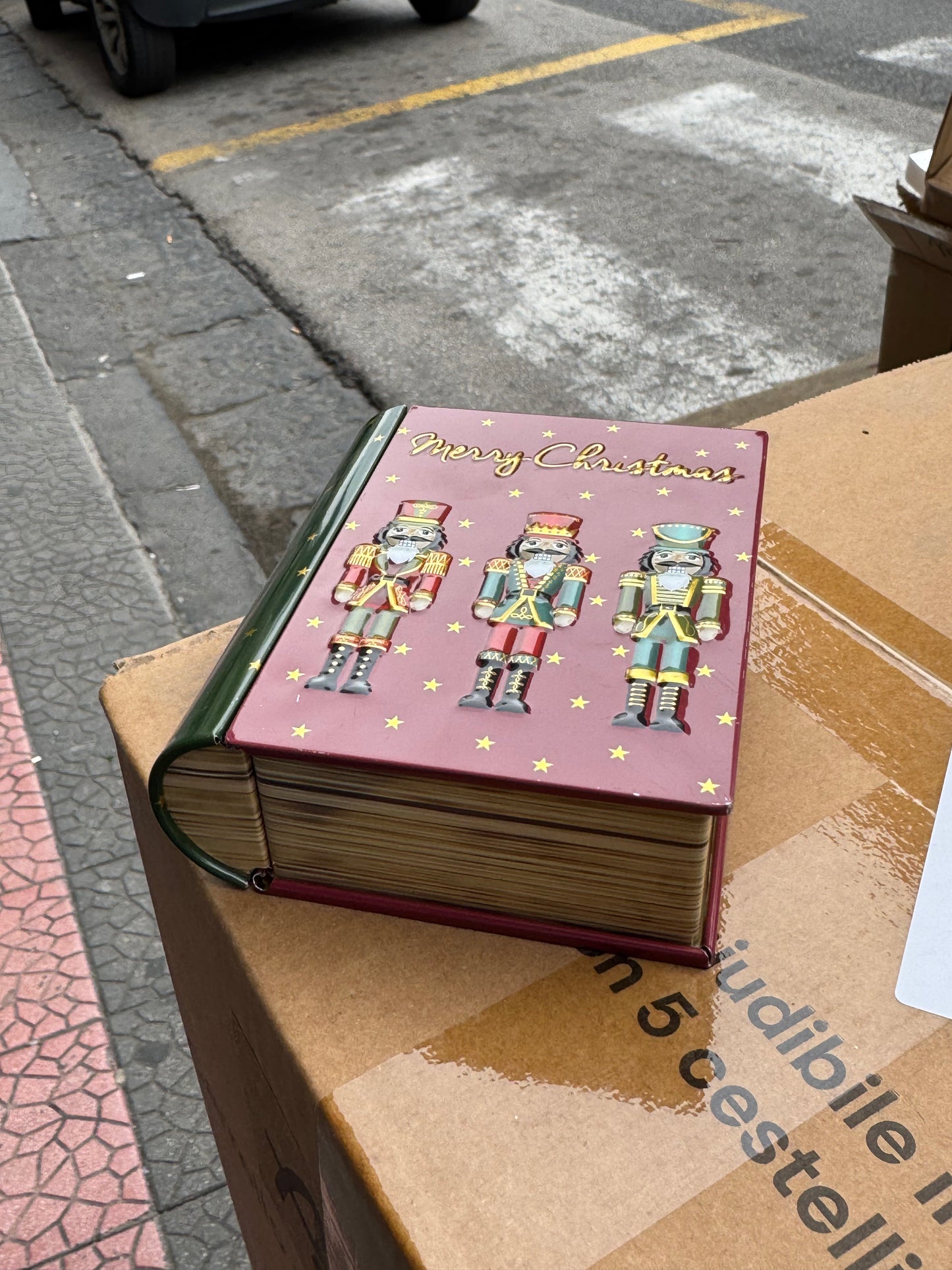 Cofanetto libro in latta