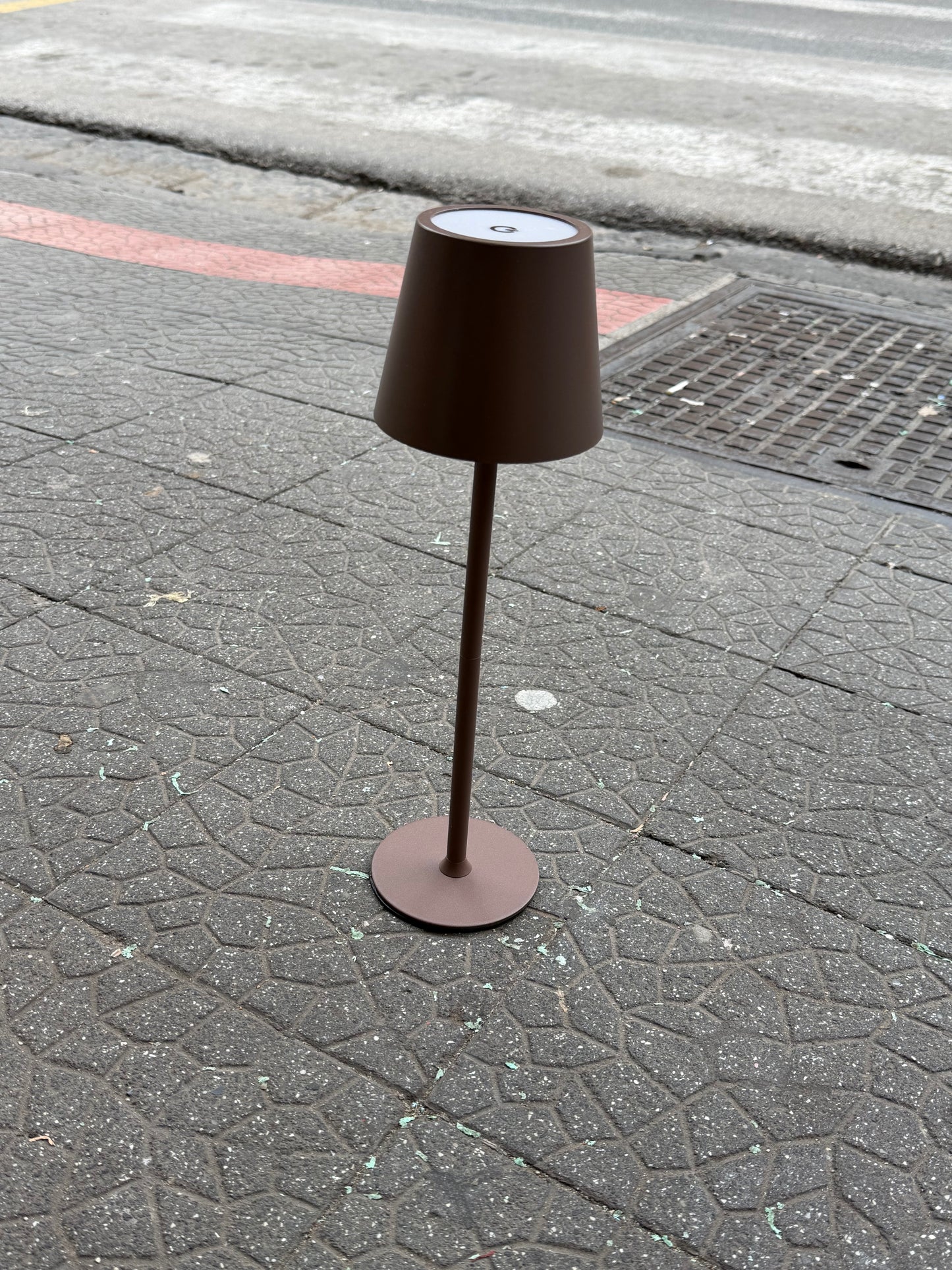 Lampada touch in 4 colorazioni 3 varianti di colore alta 37 cm ma si può montanare anche bassa 24 cm