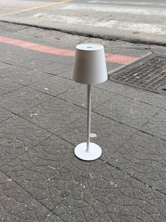 Lampada touch in 4 colorazioni 3 varianti di colore alta 37 cm ma si può montanare anche bassa 24 cm