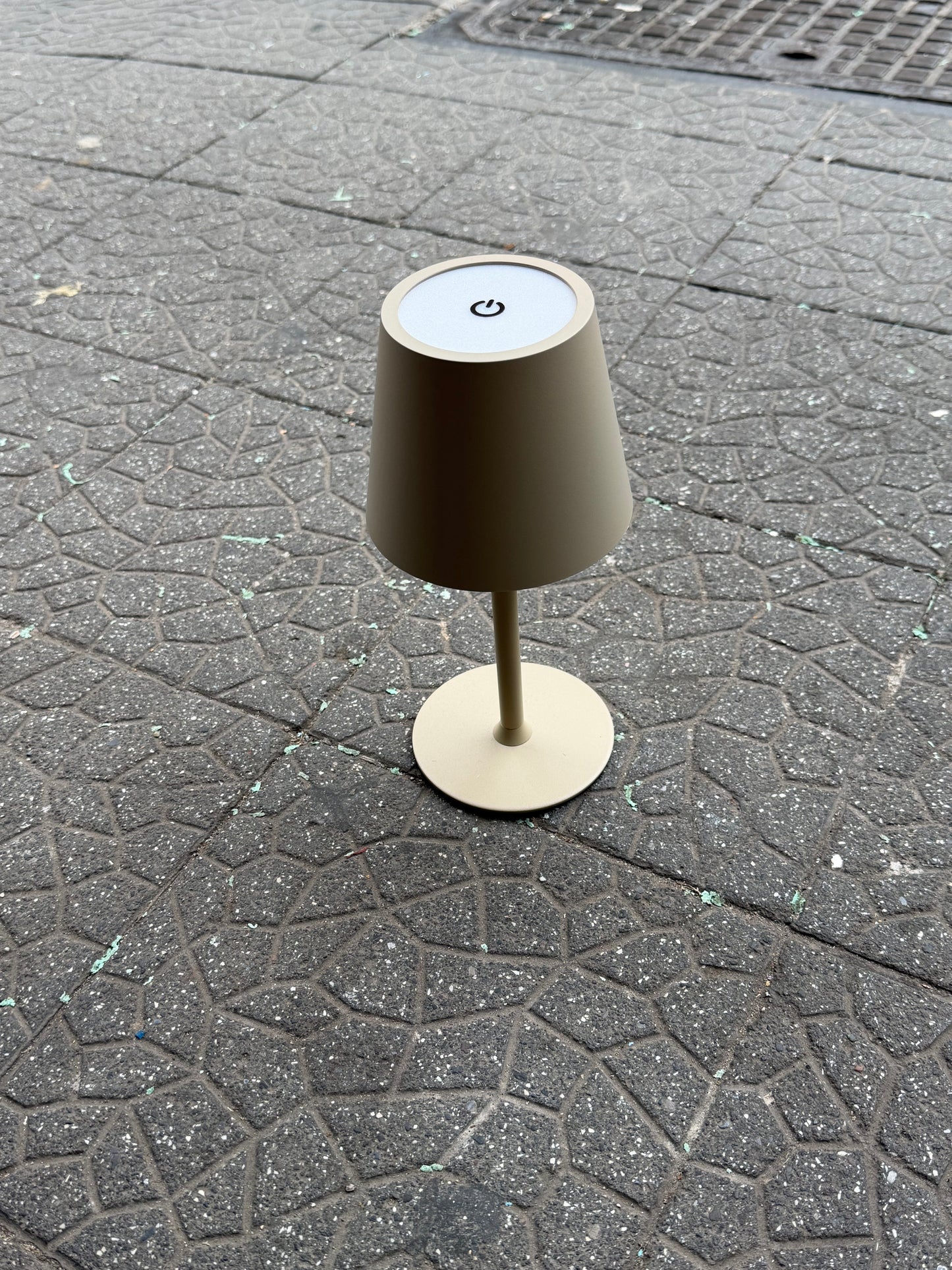 Lampada touch in 4 colorazioni 3 varianti di colore alta 37 cm ma si può montanare anche bassa 24 cm