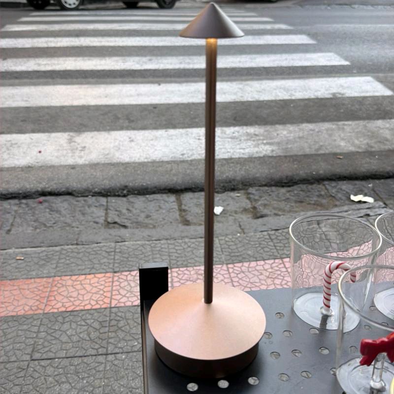Lampada in metallo oro rosa