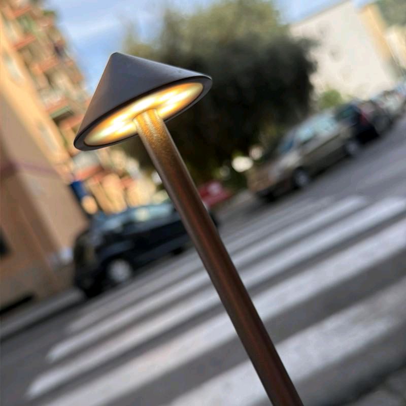 Lampada in metallo oro rosa