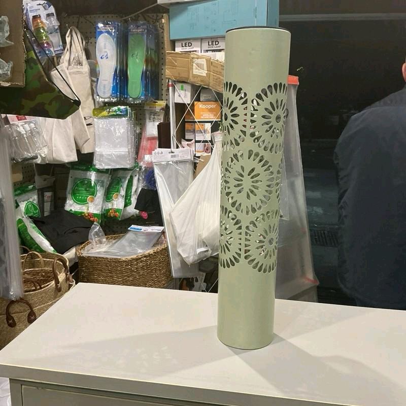 Lampada in metallo con pannello solare per giardini terrazzi con ganci per terreno ,bella da appoggio in qst verde delicato
