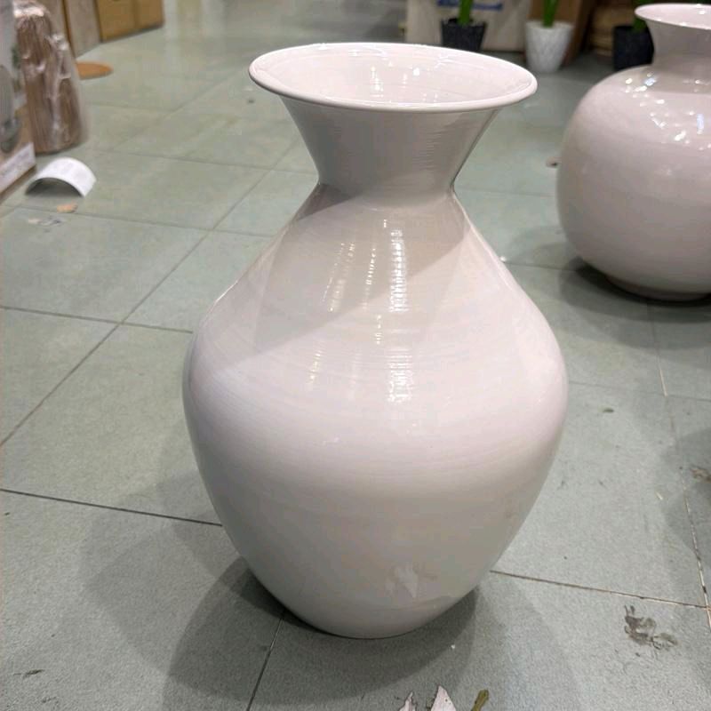 Vaso in metallo in 3 colorazione e 2 modelli differenti