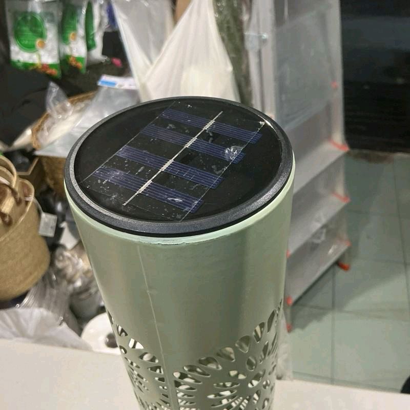 Lampada in metallo con pannello solare per giardini terrazzi con ganci per terreno ,bella da appoggio in qst verde delicato