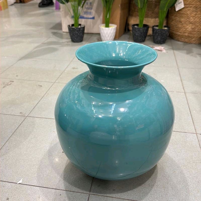 Vaso in metallo in 3 colorazione e 2 modelli differenti